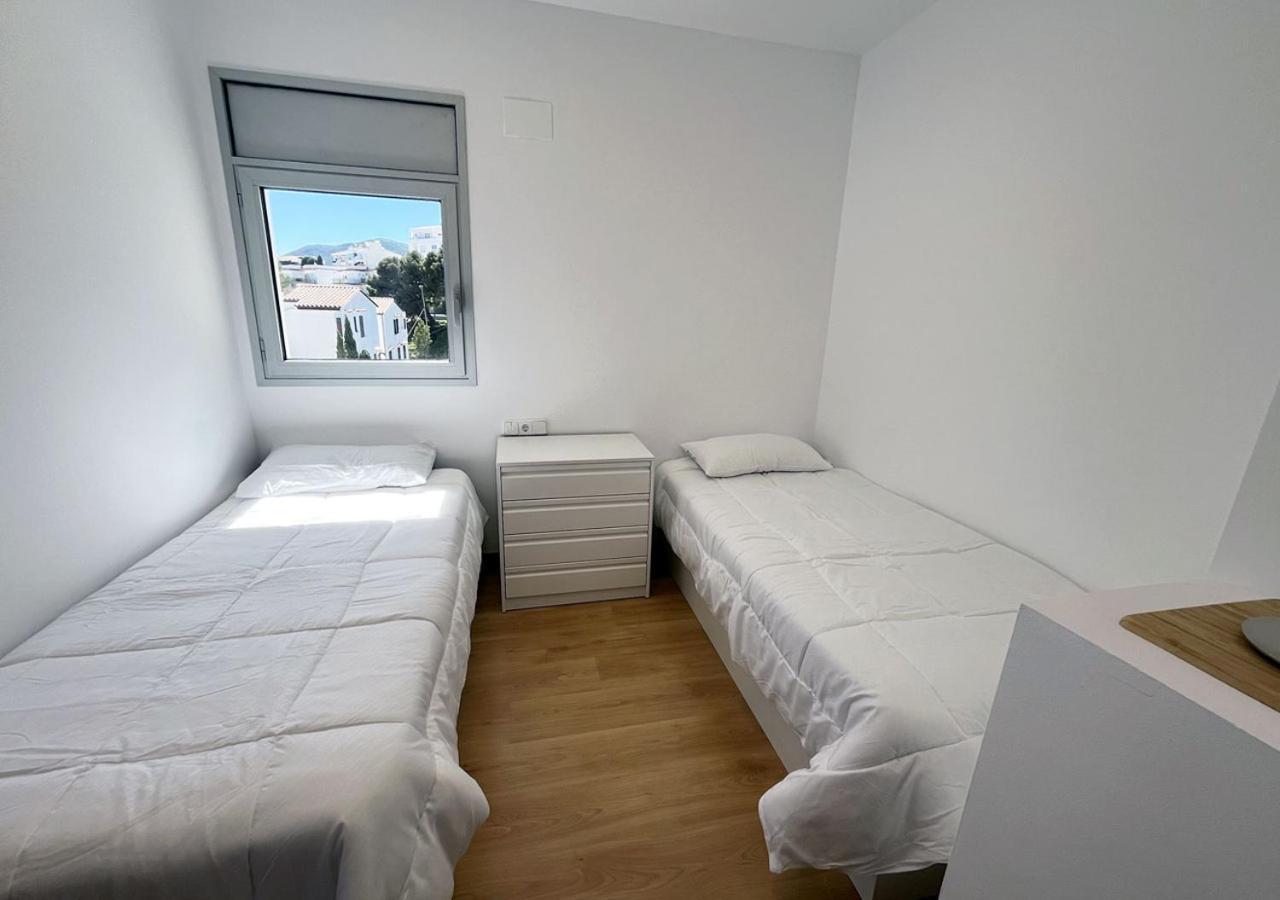 2-Bedroom Brand New Apartment Steps From The Beach Llança Exteriör bild