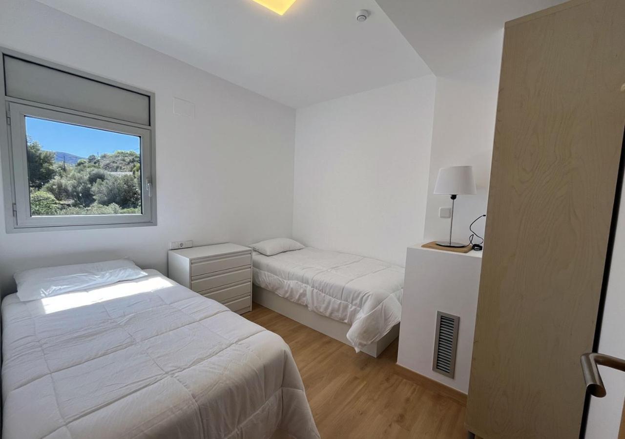 2-Bedroom Brand New Apartment Steps From The Beach Llança Exteriör bild