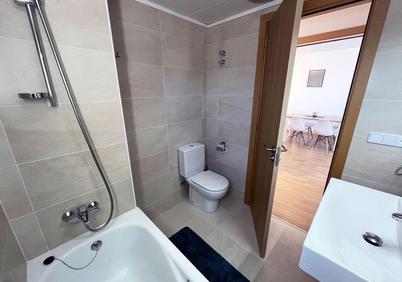 2-Bedroom Brand New Apartment Steps From The Beach Llança Exteriör bild