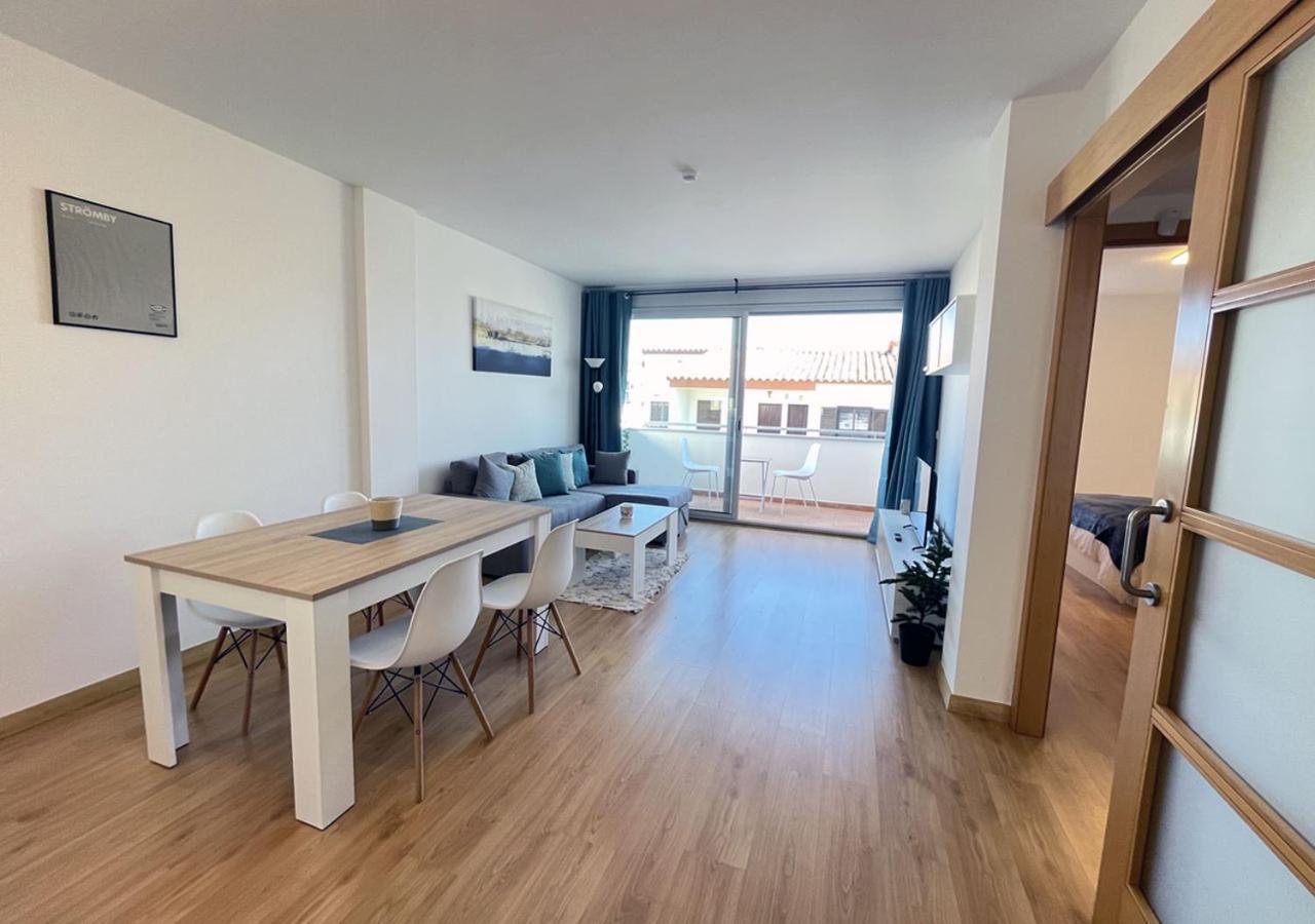 2-Bedroom Brand New Apartment Steps From The Beach Llança Exteriör bild