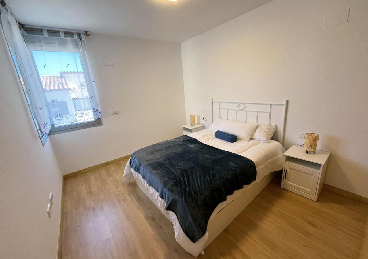 2-Bedroom Brand New Apartment Steps From The Beach Llança Exteriör bild
