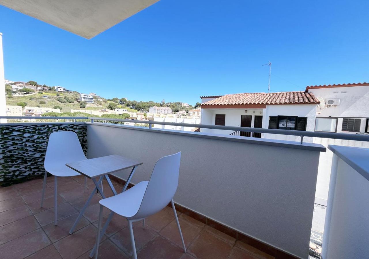 2-Bedroom Brand New Apartment Steps From The Beach Llança Exteriör bild