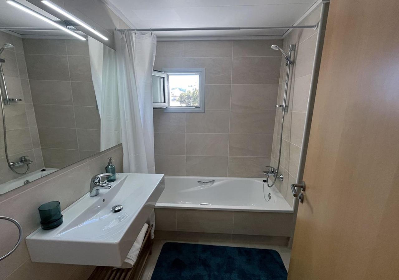 2-Bedroom Brand New Apartment Steps From The Beach Llança Exteriör bild